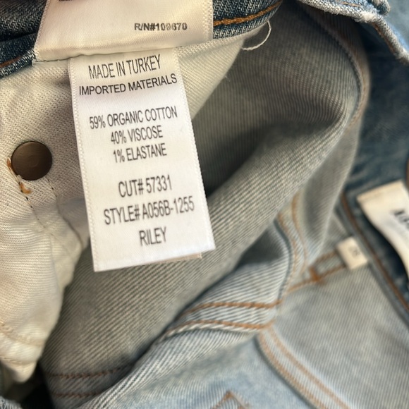 Agolde distressed cropped jeans with button fly. High rise. Great condition - Picture 4 of 4